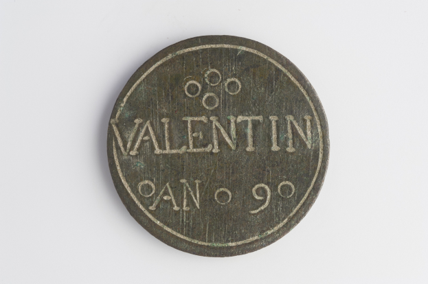 Eine Münze mit der Aufschrift "Valentin" auf einem weißen Hintergrund.