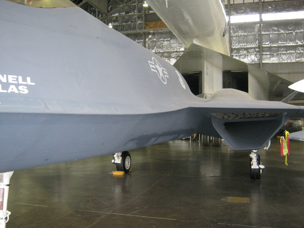 Ein großes Passagierflugzeug auf einer Start- und Landebahn.