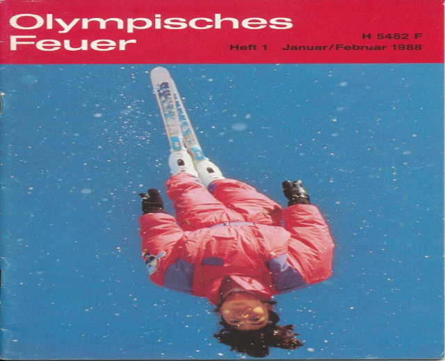 Buchumschlag betitelt "Olympische Spiele Feuer - Heft 1 - Januar/Februar 1988" mit einem Skifahrer in der Luft in einem Ski-Anzug mit entschlossener Miene.