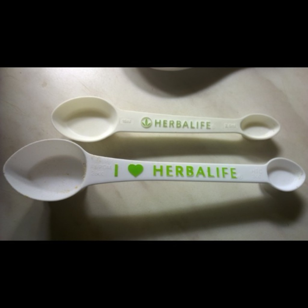 Ein Tisch mit einem Löffel, der als "Herbalife" beschriftet ist.