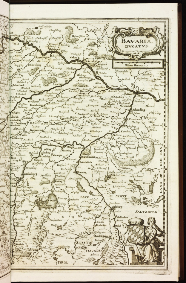 Ein aufgeschlagenes Buch mit einer detaillierten Karte von Bayern, auf der Städte, Ortschaften, Flüsse und geografische Merkmale zu sehen sind, begleitet von Text mit zusätzlichen Informationen.