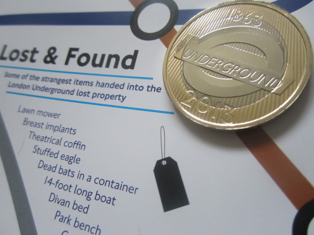 Eine Münze wird in die obere rechte Ecke eines Objekts gelegt.