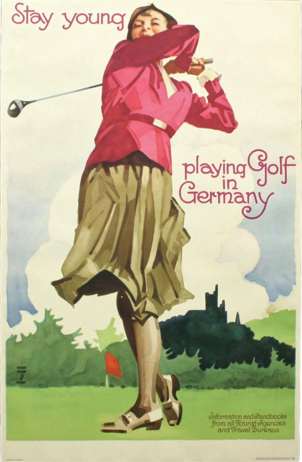 Eine Frau steht auf einem Golfplatz und hält einen Schläger in der Hand, im Hintergrund ist eine Fahne und Bäume zu sehen, sowie Text auf dem Plakat.