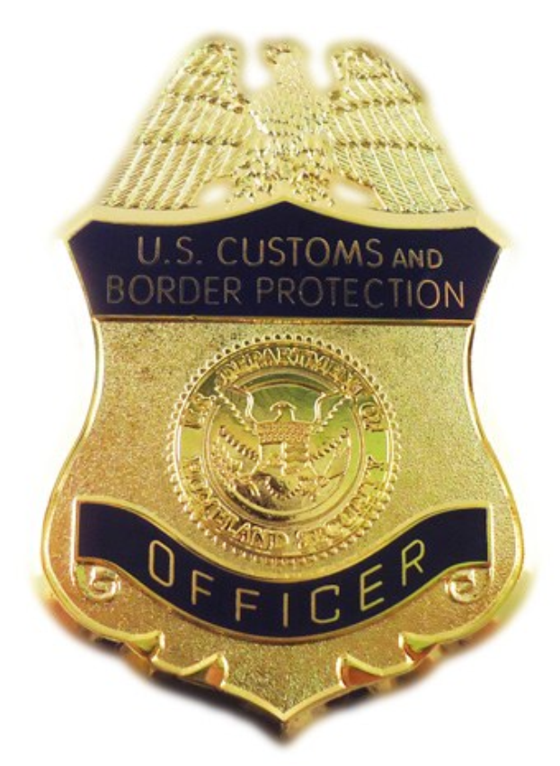 Goldabzeichen mit der Aufschrift "U.S. Customs and Border Protection Officer" auf weißem Hintergrund.