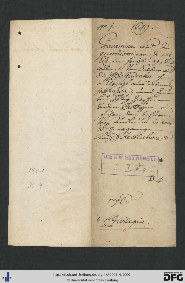 Offenes Buch mit handgeschriebener Schrift auf den Seiten, wahrscheinlich ein Dokument der Bundesrepublik Deutschland, mit sichtbaren Wasserzeichen am unteren Rand.
