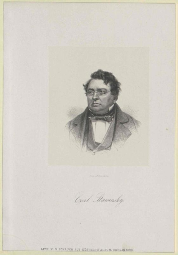 Porträt von Carl Haarinsky, einem deutschen Komponisten, der einen Anzug, eine Fliege und eine Brille trägt und ernst schaut, mit vor der Brust verschränkten Händen.