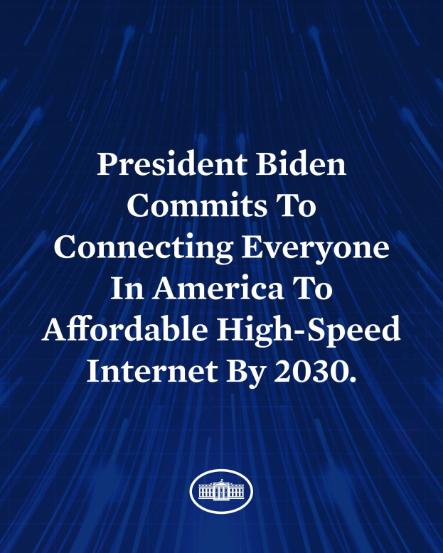 Blauer Hintergrund mit zentrierter weißer Schrift, die "Präsident Biden setzt sich dafür ein, dass bis 2030 jeder Amerikaner Zugang zu erschwinglichem High-Speed-Internet hat."
