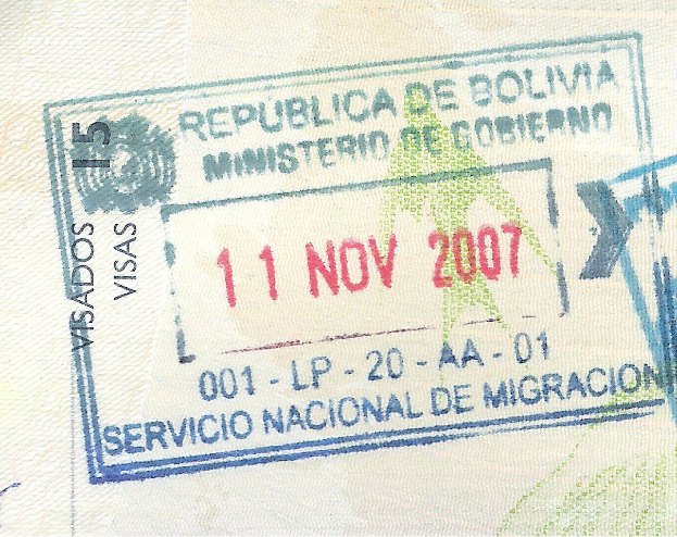 Nahaufnahme eines Passfotos mit einem Visa-Stempel mit gedrucktem Text und Zahlen.