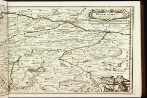 Ein aufgeschlagenes Buch mit einer detaillierten Karte von Bayern, auf der Städte, Ortschaften, Flüsse und andere geographische Merkmale beschriftet sind.