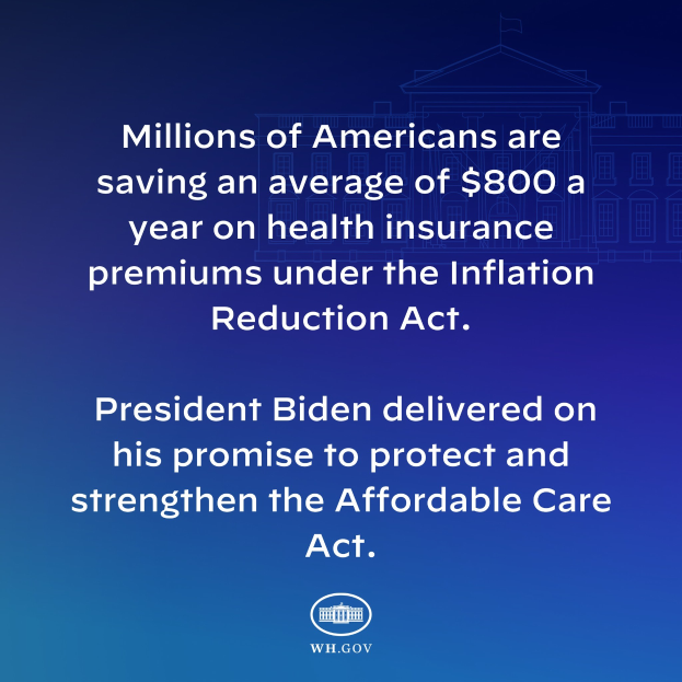 Blauer Hintergrund mit weißer Schrift, die besagt "Millionen von Amerikanern sparen durchschnittlich 800 USD pro Jahr an Gesundheitsversicherungsprämien unter dem Inflation Reduction Act" in der Mitte, mit einem Logo.