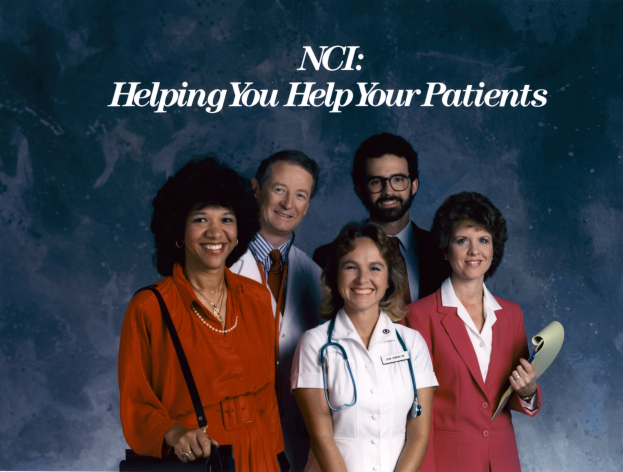 Eine Gruppe verschiedener Individuals in legerer Kleidung, die unter einem hellblauen Himmel mit weißen Wolken stehen und lächeln, mit dem Text "NCI Helping You Help Your Patients" in fetter schwarzer Schrift oben.