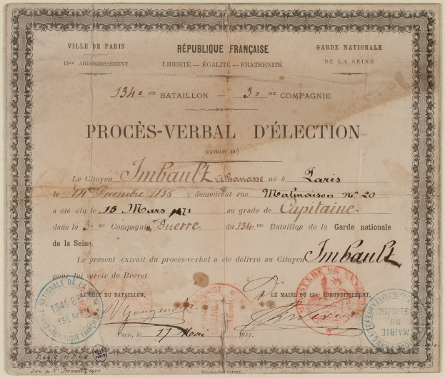 Ein altes Dokument, wahrscheinlich ein Stimmzettel, mit handgeschriebener Text und zwei Stempeln darauf.