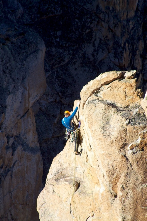 Eine Person klettert einen Berg.