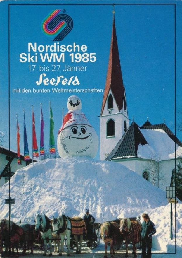 Plakat für die Nordischen Ski-Weltmeisterschaften 1985 in Seefeld, Schweiz, das eine schneebedeckte Landschaft mit Skifahrern, Pferden, Stäben, Flaggen, Gebäuden, Bäumen und einem Himmel zeigt.
