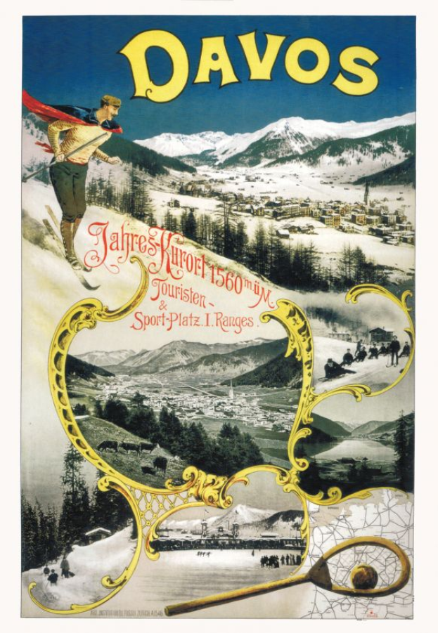 Ein Vintage-Plakat, das den Skiresort Davos in der Schweiz bewirbt, zeigt einen Skifahrer im Vordergrund mit Bäumen, Häusern und Bergen im Hintergrund sowie beschreibenden Text.