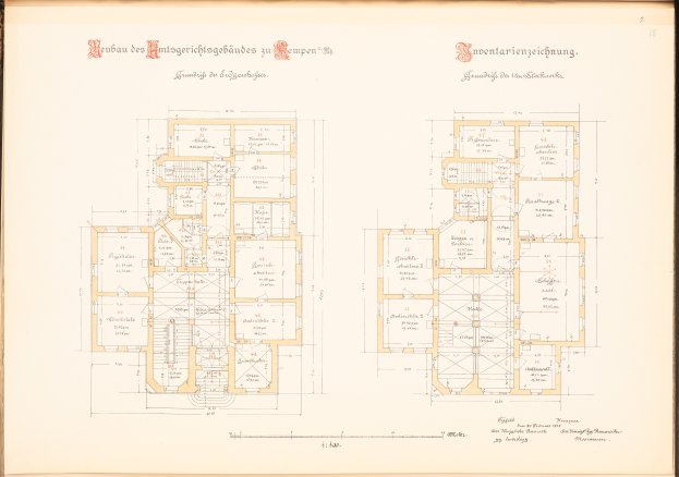 Ein altes Buch mit einem detaillierten Grundrissplan des ersten Stockwerks von Schlossenhausen in Dresden, Deutschland, begleitet von Text, der den Aufbau des Gebäudes beschreibt.