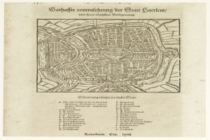 Ein altes Buch mit einer detaillierten Karte einer Stadt auf dem Cover, die Straßen, Gebäude und Sehenswürdigkeiten zeigt.