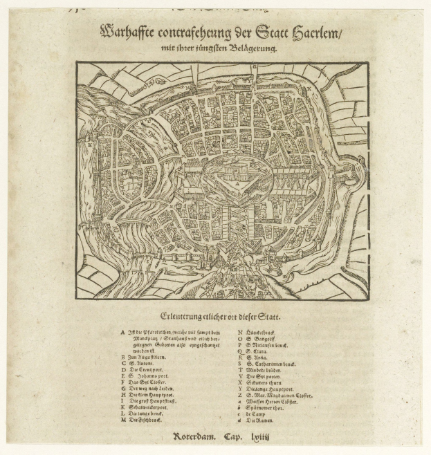 Ein altes Buch mit einer detaillierten Karte einer Stadt auf dem Cover, die Straßen, Gebäude und Sehenswürdigkeiten zeigt.