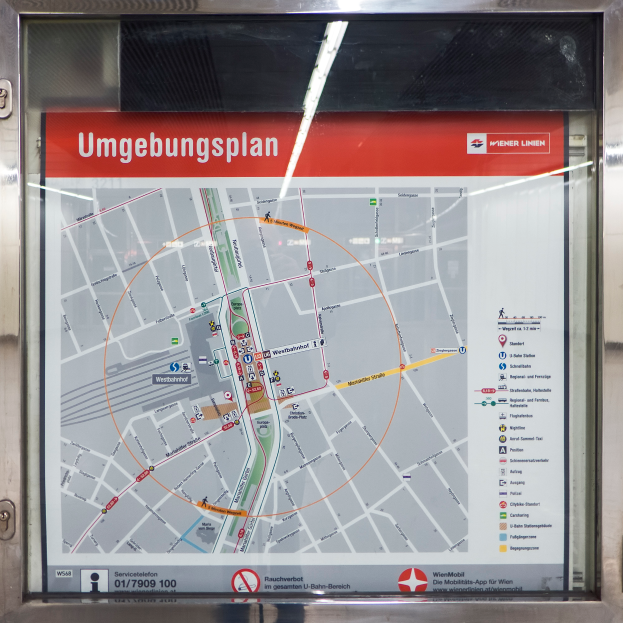 Ein detaillierter Routenplan der Münchner U-Bahn auf einer Glasplatte angezeigt.