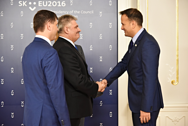 Drei Männer in Anzügen schütteln sich vor einem Banner mit der Aufschrift "EU-Gipfel 2016" die Hand.