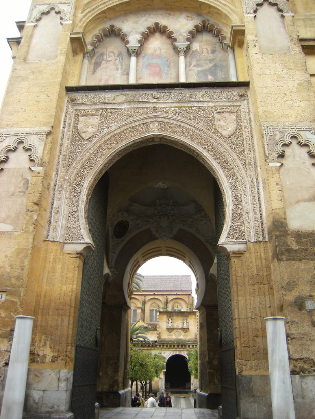 Der Eingang eines alten Denkmals, der zu einem anderen Denkmal führt.