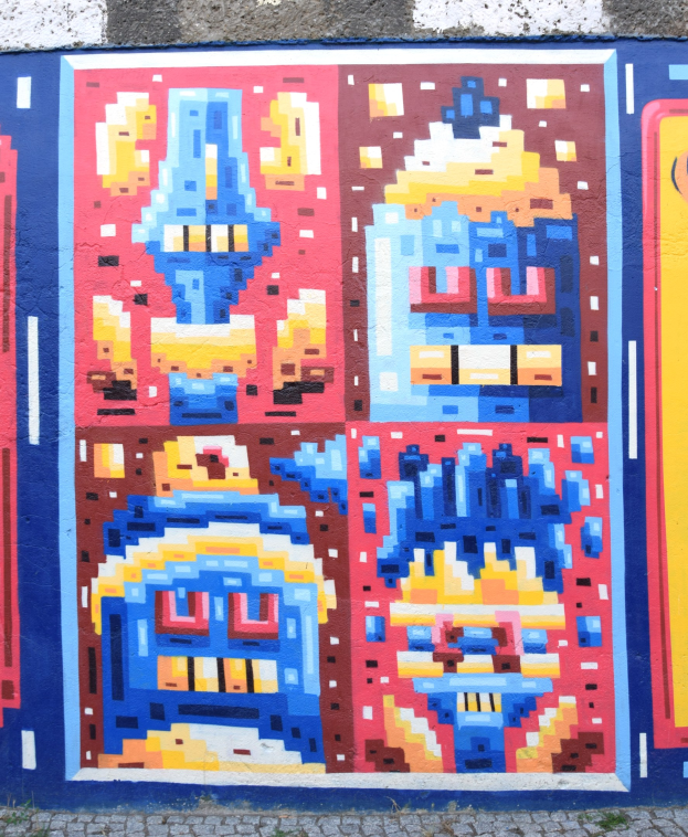 Ein leuchtendes, farbenfrohes Wandgemälde an der Seite eines Gebäudes in Berlin, Deutschland.