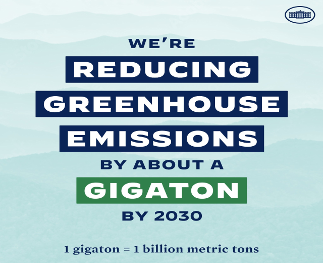 Plakat mit Text und Logo, das "Wir reduzieren die Treibhausgasemissionen um etwa eine Gigatonne bis 2030" verkündet und für die Reduzierung von Treibhausgasen bis 2030 wirbt.