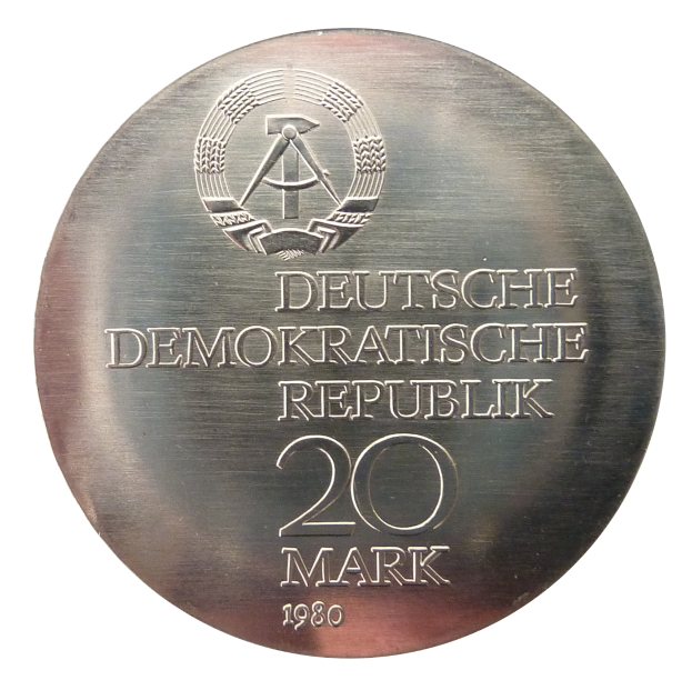 Eine Silbermedaille mit der Inschrift "Deutsche Demokratische Republik" auf einem weißen Hintergrund.