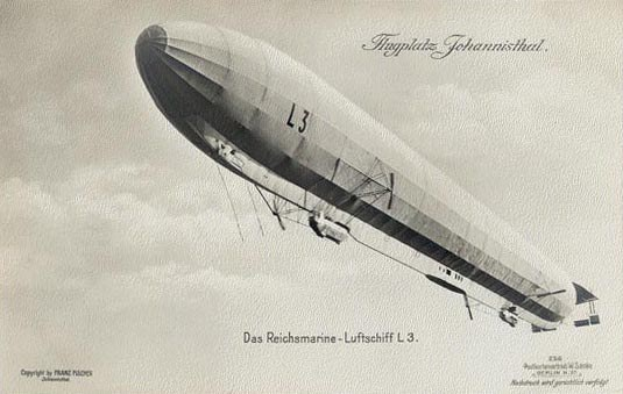 Schwarzes und weißes Foto eines Zeppelins mit der Aufschrift 'Zeppelin'