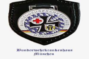 Ein schwarzes Lederabzeichen mit einem roten Kreuz und der Beschriftung 'Bundeswehrkrankenhaus München' unten.