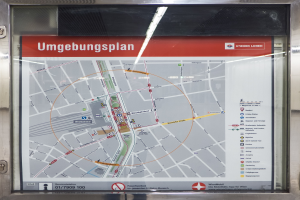 Ein detaillierter U-Bahn-Halteplan von München, Deutschland, auf einer Glaswand angezeigt, der das Routennetz der Stadt zeigt.