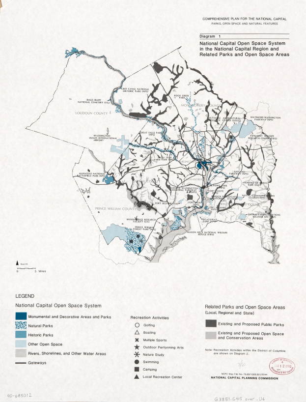 Eine detaillierte Karte des National Capital Open Space System, die verschiedene Freiflächen, Sehenswürdigkeiten, Punkte von Interesse und begleitenden Text und Logos zeigt.