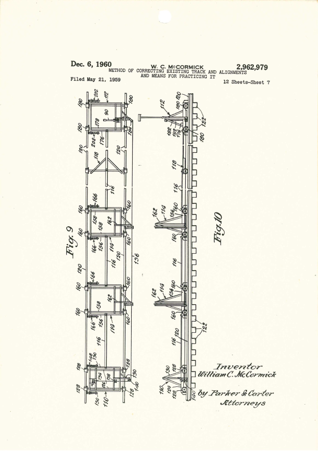 Ein detailliertes technisches Zeichnung einer patentierten Spurkorrekturmaschine aus einer Buchseite mit dem Titel "W.C. McCormick Patent 2,962,979 - Methode zur Korrektur bestehender Spur und Ausrichtungen."