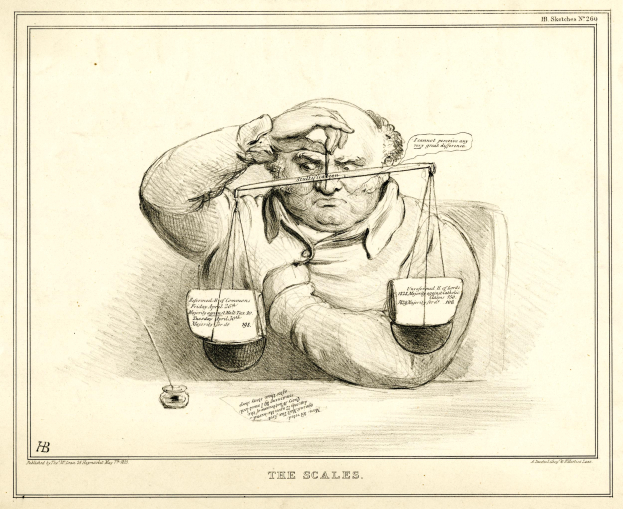 Ein Mann in einem Anzug sitzt an einem Tisch mit einer Waage davor und sieht entschlossen aus, mit Papieren voller Wörter und Zahlen davor.