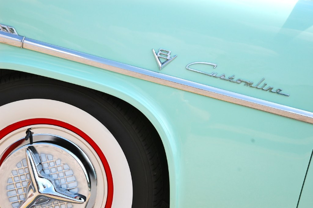 Ein Fahrzeug mit Text darauf und einem Reifen im Vordergrund.