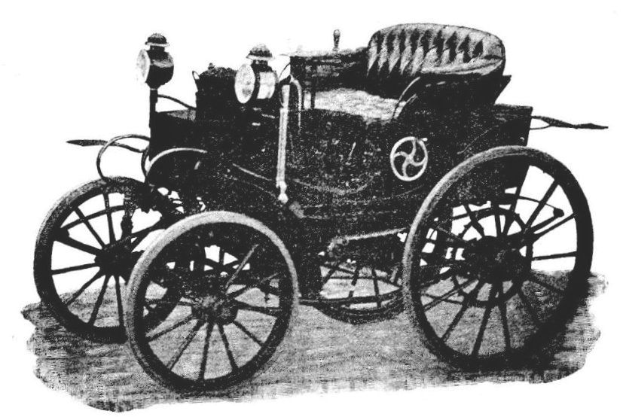 Ein altes Schwarz-Weiß-Foto eines Oldtimers mit Elektroantrieb aus den frühen 1900er-Jahren, das eine schlankes Design mit einer geschwungenen Dachlinie und einen großen, verzierten Motor in der Mitte zeigt, vor einem weißen Hintergrund.