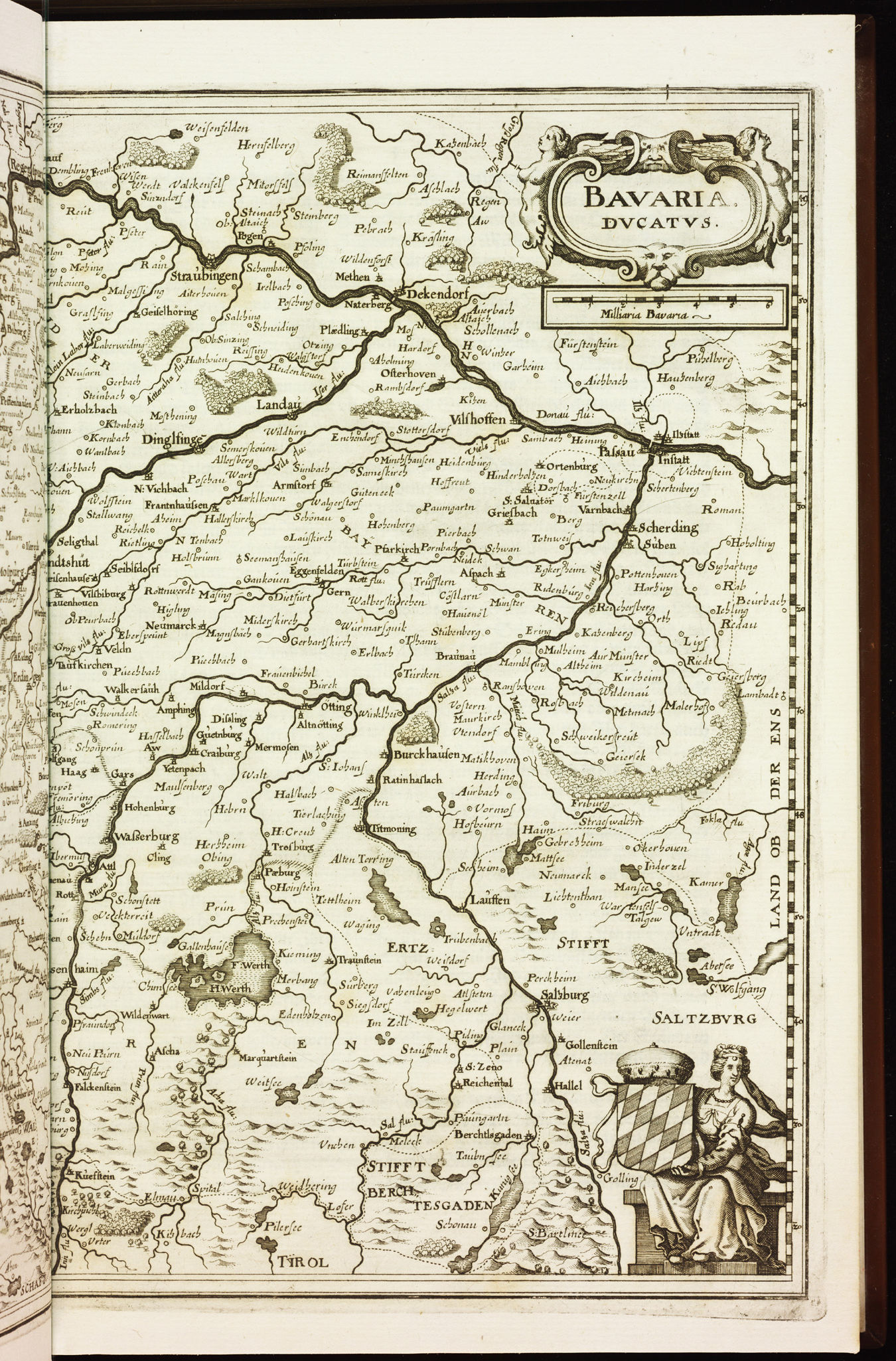 Ein aufgeschlagenes Buch mit einer detaillierten Karte von Bayern, auf der Städte, Ortschaften, Flüsse und andere geographische Merkmale eingezeichnet sind.