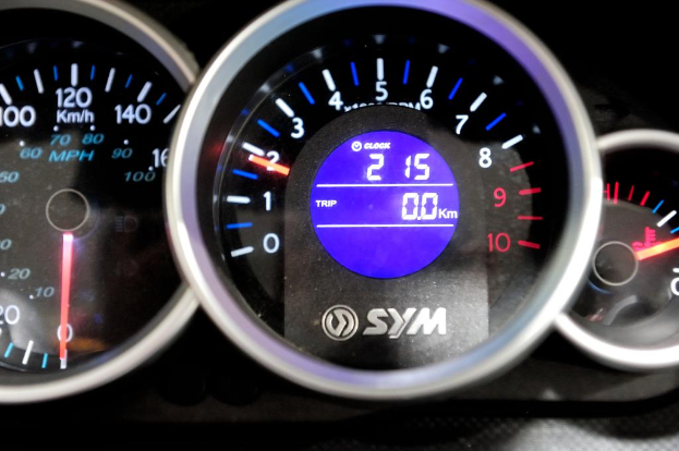 Ein Nahaufnahme eines Tachometers mit einer Nadel, die auf 50 Meilen pro Stunde zeigt.