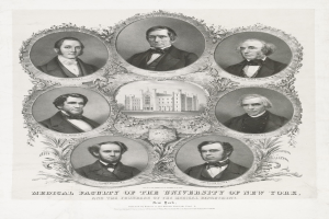 Schwarzes und weißes Foto von formell gekleideten Männern, die vor einem Gebäude posieren, mit Text unten, der "Medizinische Fakultät der Universität New York und die Gründer der medizinischen Abteilung" liest.