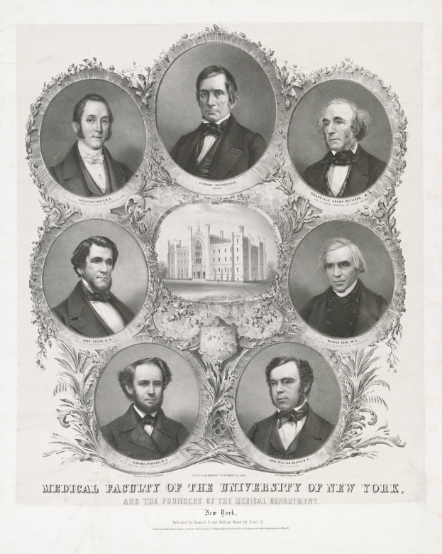 Schwarzes und weißes Foto von formell gekleideten Männern, die vor einem Gebäude posieren, mit Text unten, der "Medizinische Fakultät der Universität New York und die Gründer der medizinischen Abteilung" liest.
