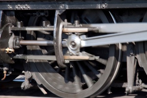 Eine Nahaufnahme eines Zugrades, das detaillierte Profil und die zentrale Nabe zeigt.