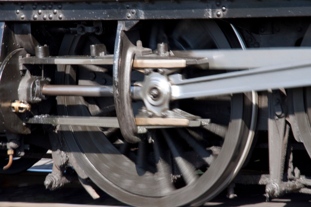 Eine Nahaufnahme eines Zugrades, das detaillierte Profil und die zentrale Nabe zeigt.