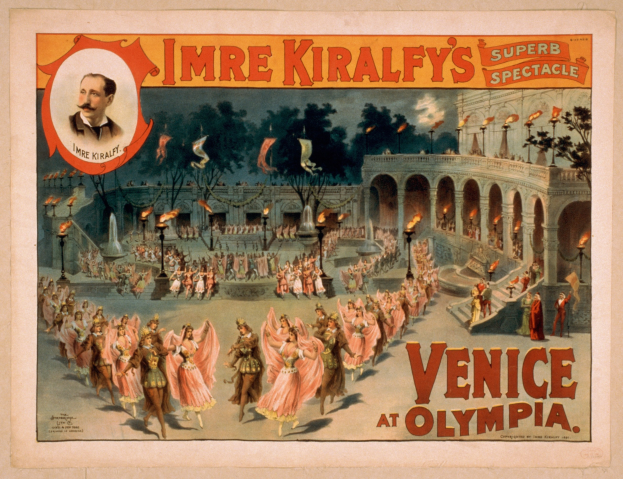 Plakat für Imre Kiralfys Super-Spektakel in Venedig bei Olympia, das kostümierte Künstler vor einem gebogenen und säulengestützten Gebäude mit Laternen und Bäumen im Hintergrund zeigt.