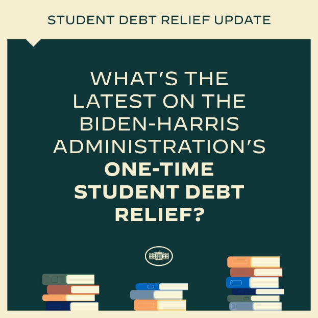 Plakat mit Text über die Entschuldung von Studienkrediten der Biden-Harris-Regierung und ein Bild von Büchern unten.