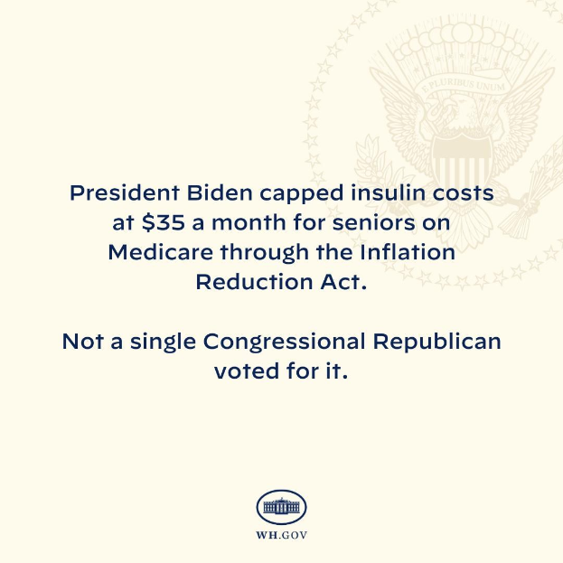 Plakat mit Logo und Text, der besagt: "Präsident Biden beschränkte die Kosten für Insulin auf 35 USD pro Monat für Senioren mit Medicare durch das Inflation Reduction Act."