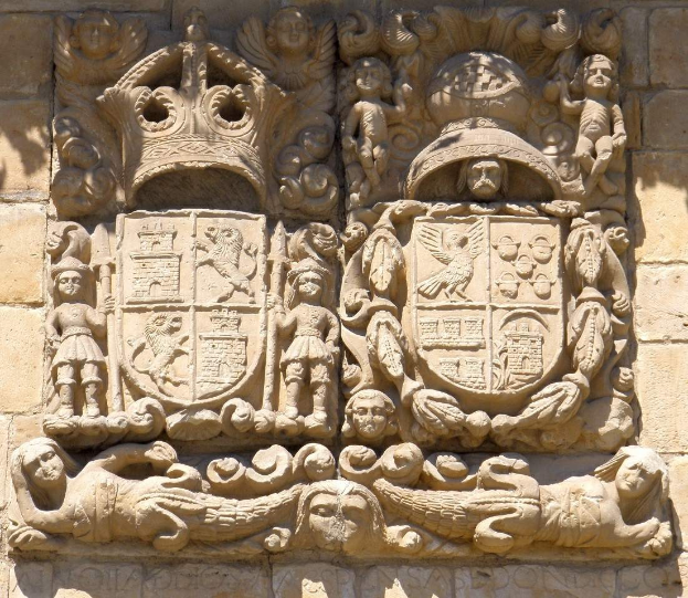 Steinskulptur des Wappens von San Miguel de Allende an einer Gebäudewand, mit detaillierten historischen und kulturellen Elementen.
