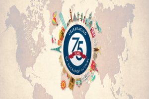 Eine Weltkarte mit dem Text "Feier der 75-jährigen Austausch-Alumni" in der Mitte, umgeben von animierten Bildern von Gebäuden und anderen Gegenständen.