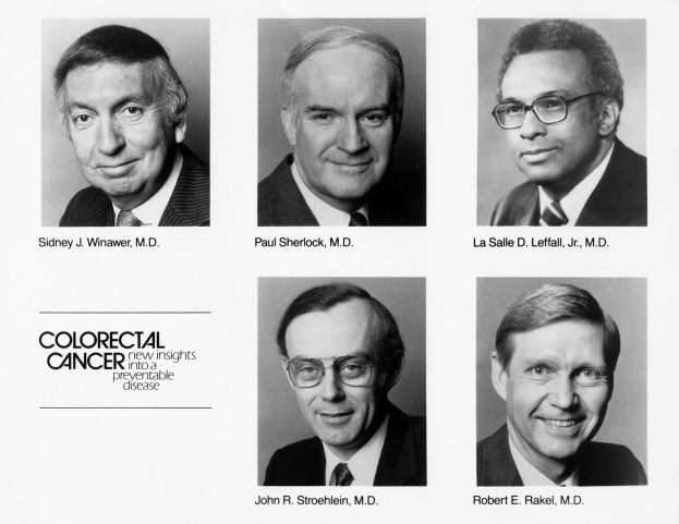 Schwarzes und weißes Foto von sechs Männern in Anzügen und Krawatten, jeder trägt eine Brille, darunter steht der Text "Darmkrebs: Neue Erkenntnisse über eine vermeidbare Krankheit"