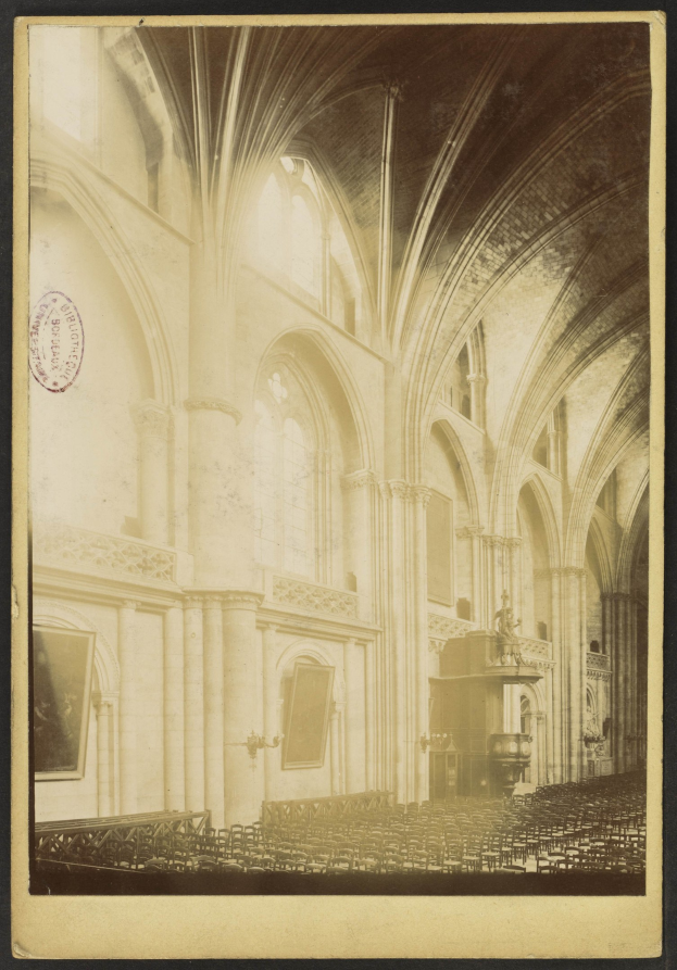 Alte Fotografie eines Kircheninneren mit Bögen, Säulen, Rahmen an den Wänden und einer Decke, mit verstreuten Objekten, die Pracht und historische Bedeutung vermitteln.