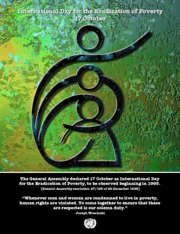 Plakat zum Internationalen Tag zur Beseitigung der Armut mit einem kreisförmigen Logo, das eine Hand in einem Blattkranz zeigt, sowie fetter weißer Schrift, die 'Internationaler Tag' lautet, auf einem hellblauen Hintergrund mit einem weißen Rand.
